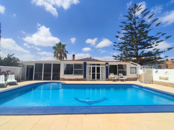 6 Bed 4 Bath Villa in Gea Y Truyols - Caza De Casa