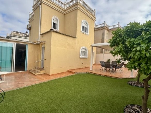 4 Bedroom 2 Bathroom Villa in Torrevieja - Caza De Casa