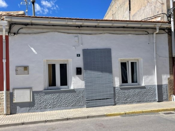 5 Bed 2 Bath Town House in Pinoso - Caza De Casa