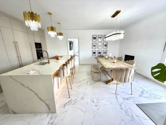 6 Bed 2 Bath Villa in Villamartin - Caza De Casa
