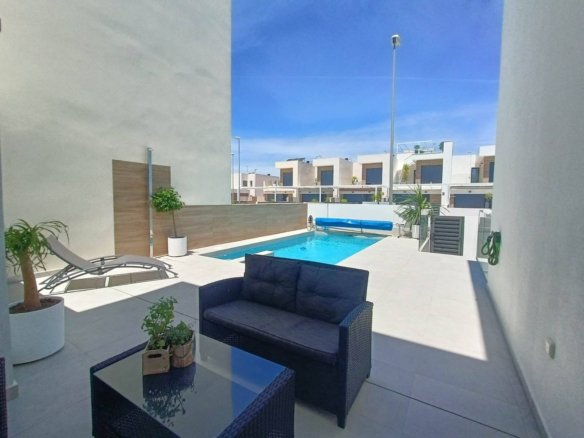 5 Bedroom 4 Bathroom Villa in Rojales - Caza De Casa