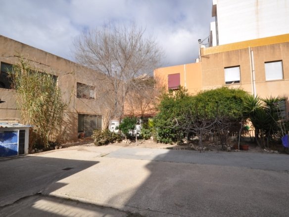 12 Bedroom 5 Bathroom Town House in Petrer - Caza De Casa
