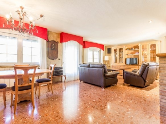7 Bedroom 3 Bathroom Villa in Yecla - Caza De Casa