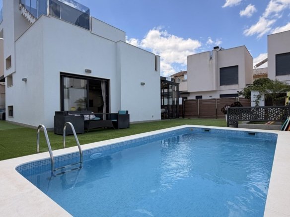 5 Bedroom 3 Bathroom Villa in Torrevieja - Caza De Casa