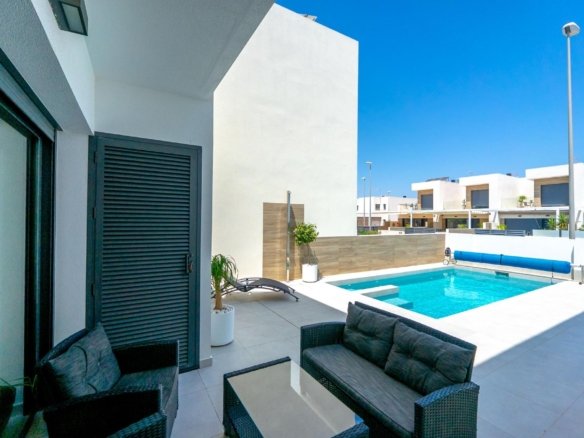 5 Bedroom 4 Bathroom Villa in Rojales - Caza De Casa