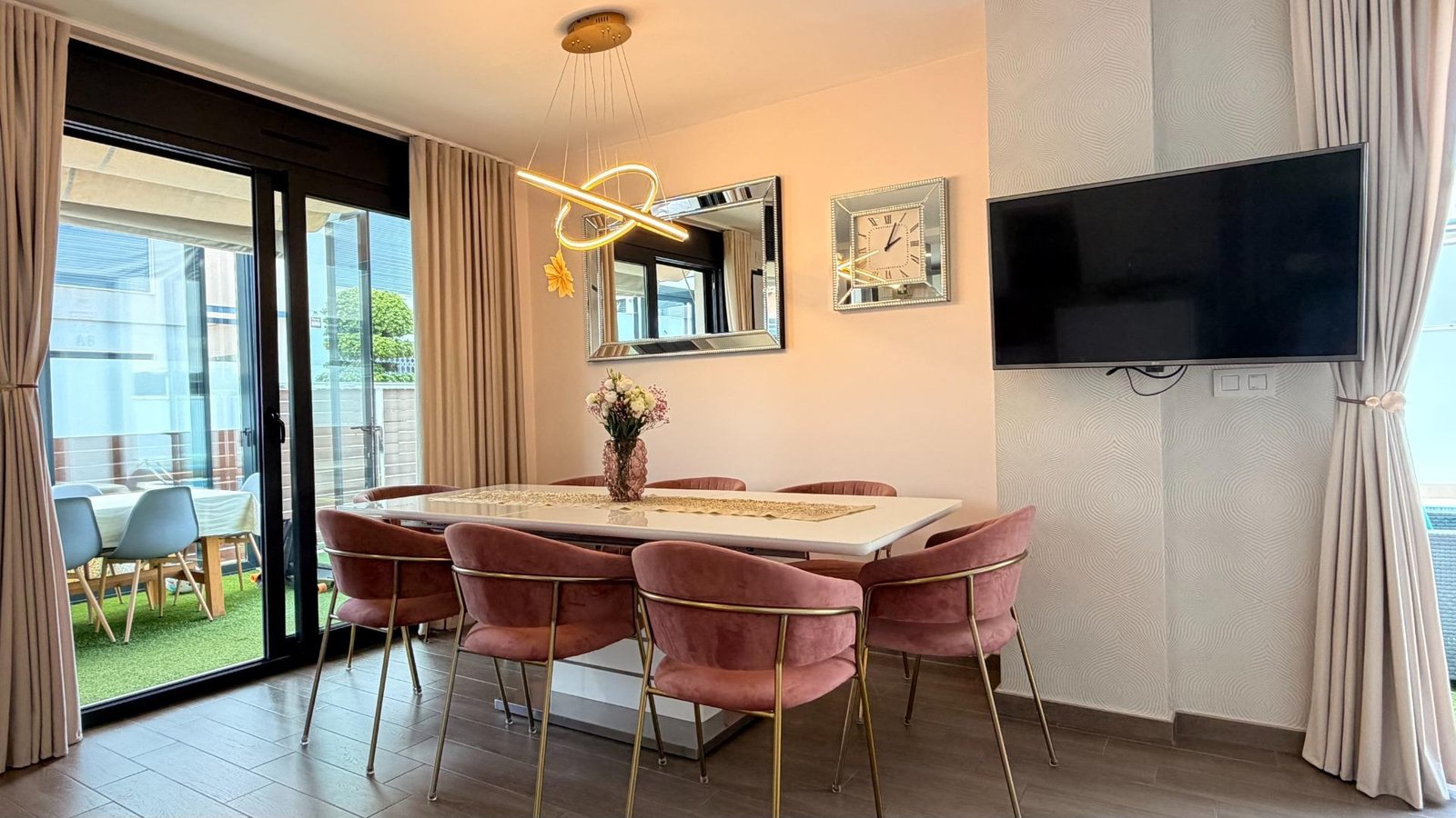 5 Bedroom 3 Bathroom Villa in Torrevieja - Caza De Casa