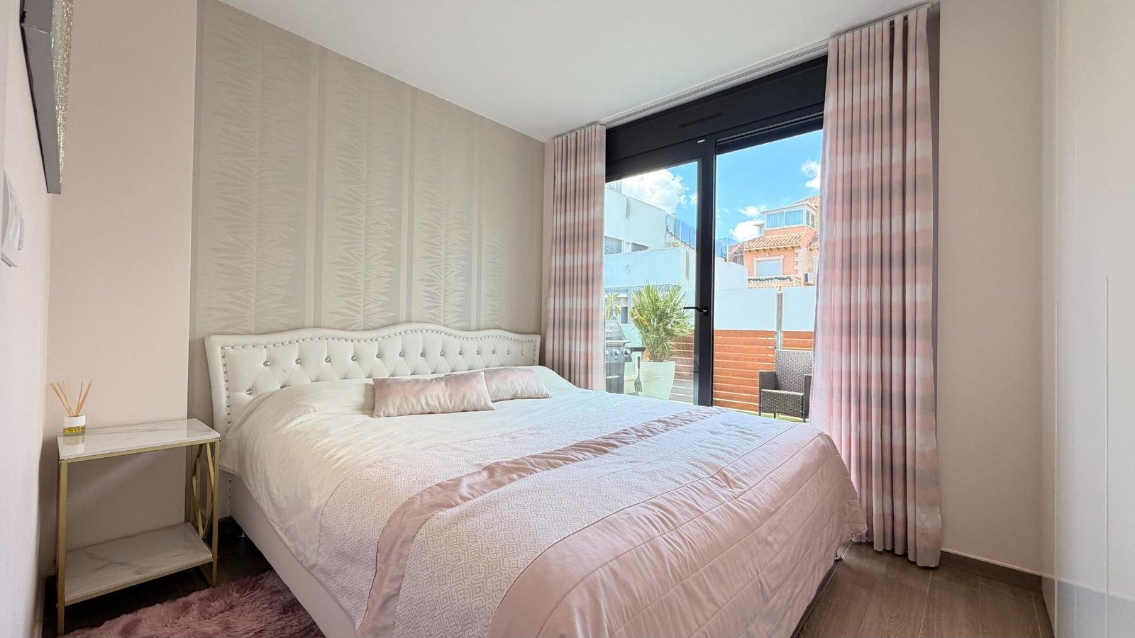 5 Bedroom 3 Bathroom Villa in Torrevieja - Caza De Casa