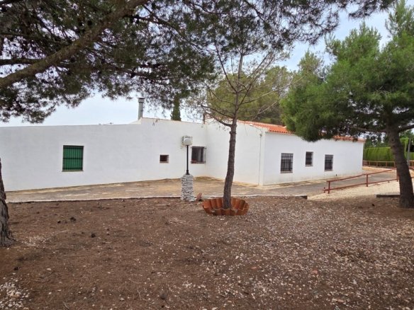 6 Bedroom 2 Bathroom Country House in Pinoso - Caza De Casa