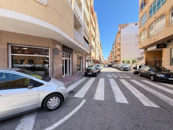 2 Bedroom 1 Bathroom Commercial in Torrevieja - Caza De Casa