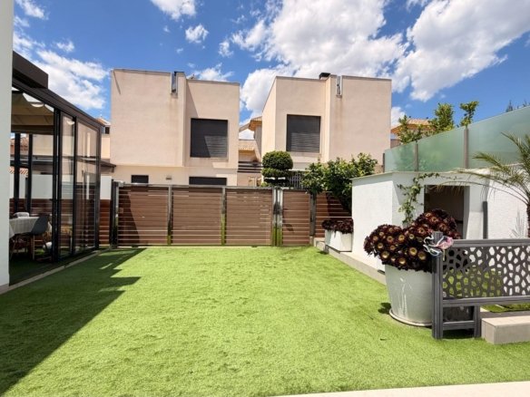 5 Bedroom 3 Bathroom Villa in Torrevieja - Caza De Casa