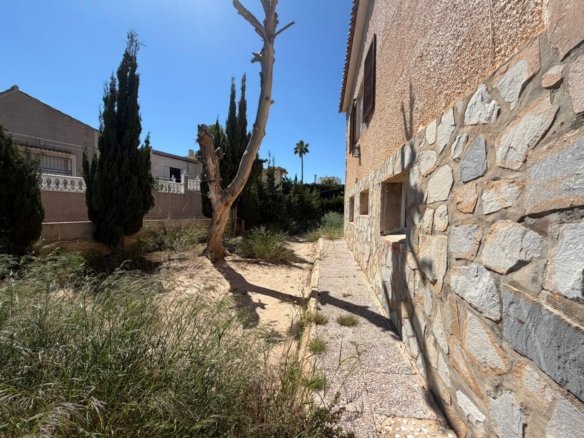 4 Bedroom 2 Bathroom Villa in Torrevieja - Caza De Casa