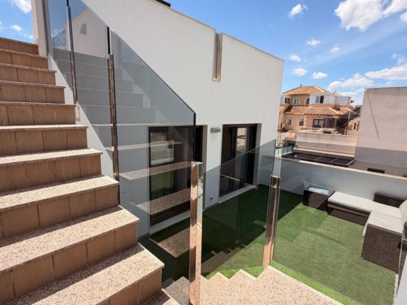 5 Bedroom 3 Bathroom Villa in Torrevieja - Caza De Casa