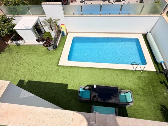 5 Bedroom 3 Bathroom Villa in Torrevieja - Caza De Casa