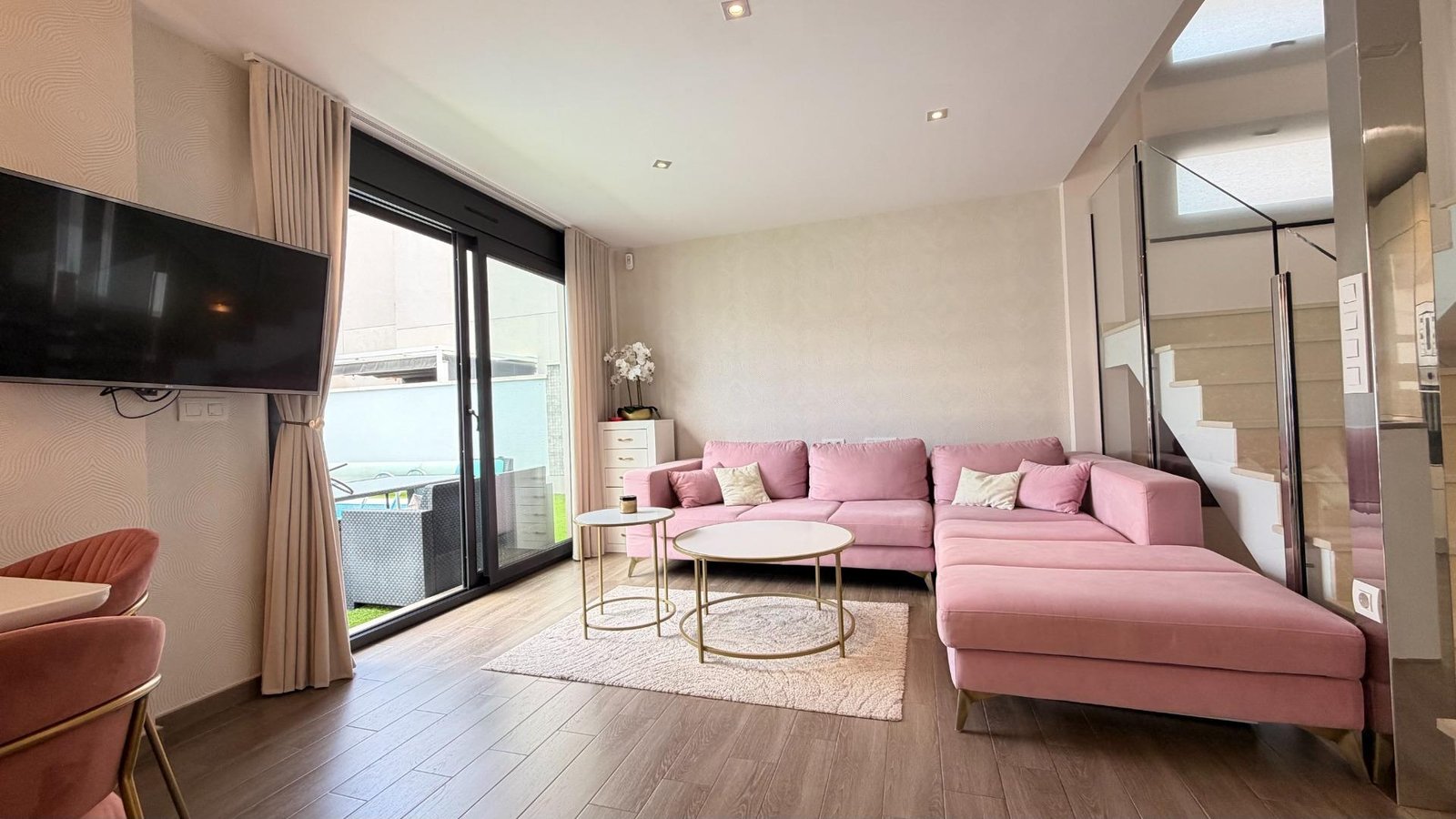5 Bedroom 3 Bathroom Villa in Torrevieja - Caza De Casa