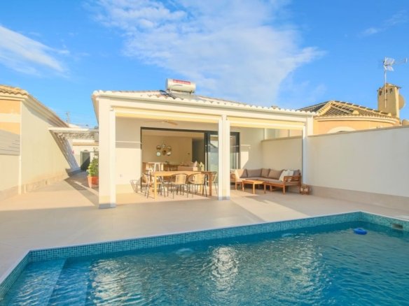 3 Bedroom 2 Bathroom Villa in Torrevieja - Caza De Casa