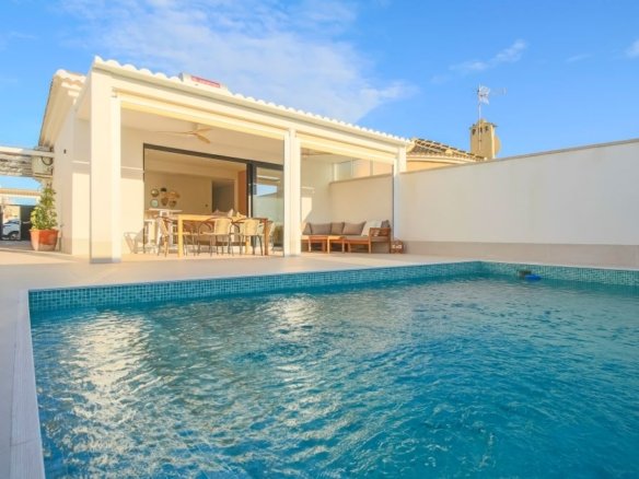 3 Bedroom 2 Bathroom Villa in Torrevieja - Caza De Casa