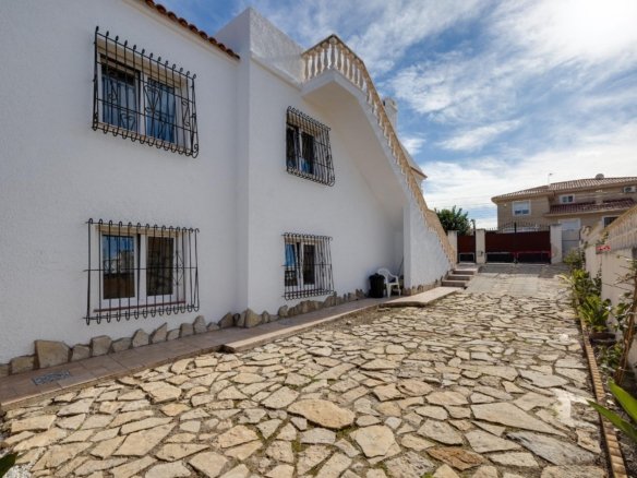 3 Bedroom 3 Bathroom Villa in Torrevieja - Caza De Casa