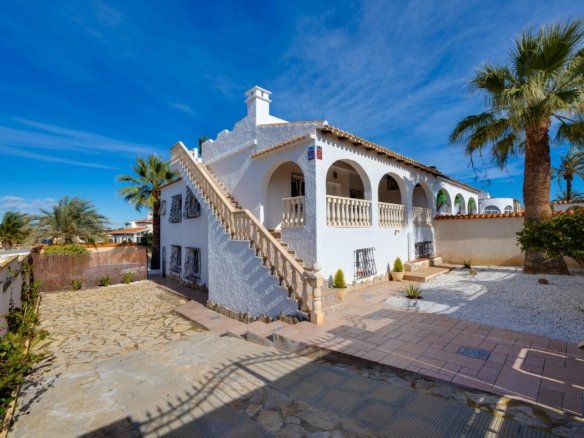 3 Bedroom 3 Bathroom Villa in Torrevieja - Caza De Casa