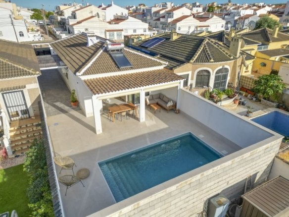 3 Bedroom 2 Bathroom Villa in Torrevieja - Caza De Casa