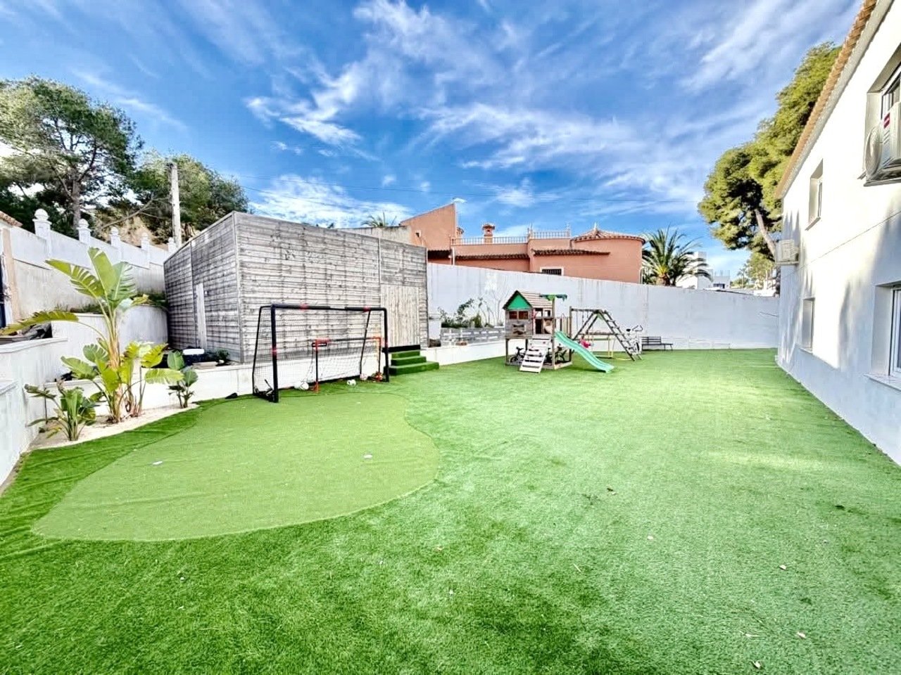 6 Bed 2 Bath Villa in Villamartin - Caza De Casa