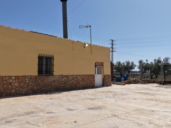 6 Bedroom 3 Bathroom Country House in Yecla - Caza De Casa