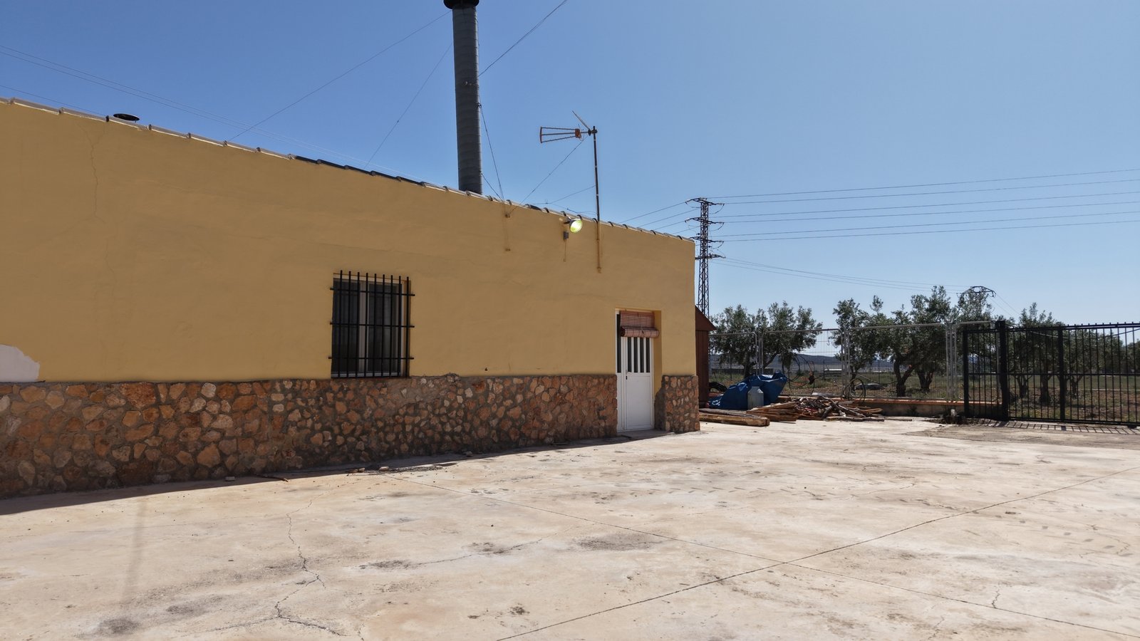 6 Bedroom 3 Bathroom Country House in Yecla - Caza De Casa