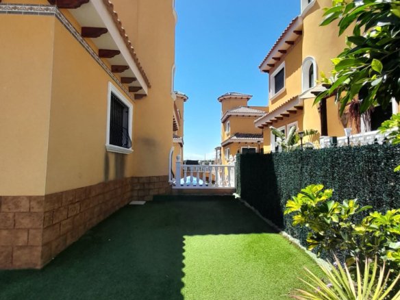 5 Bed 3 Bath Villa in Ciudad Quesada - Caza De Casa