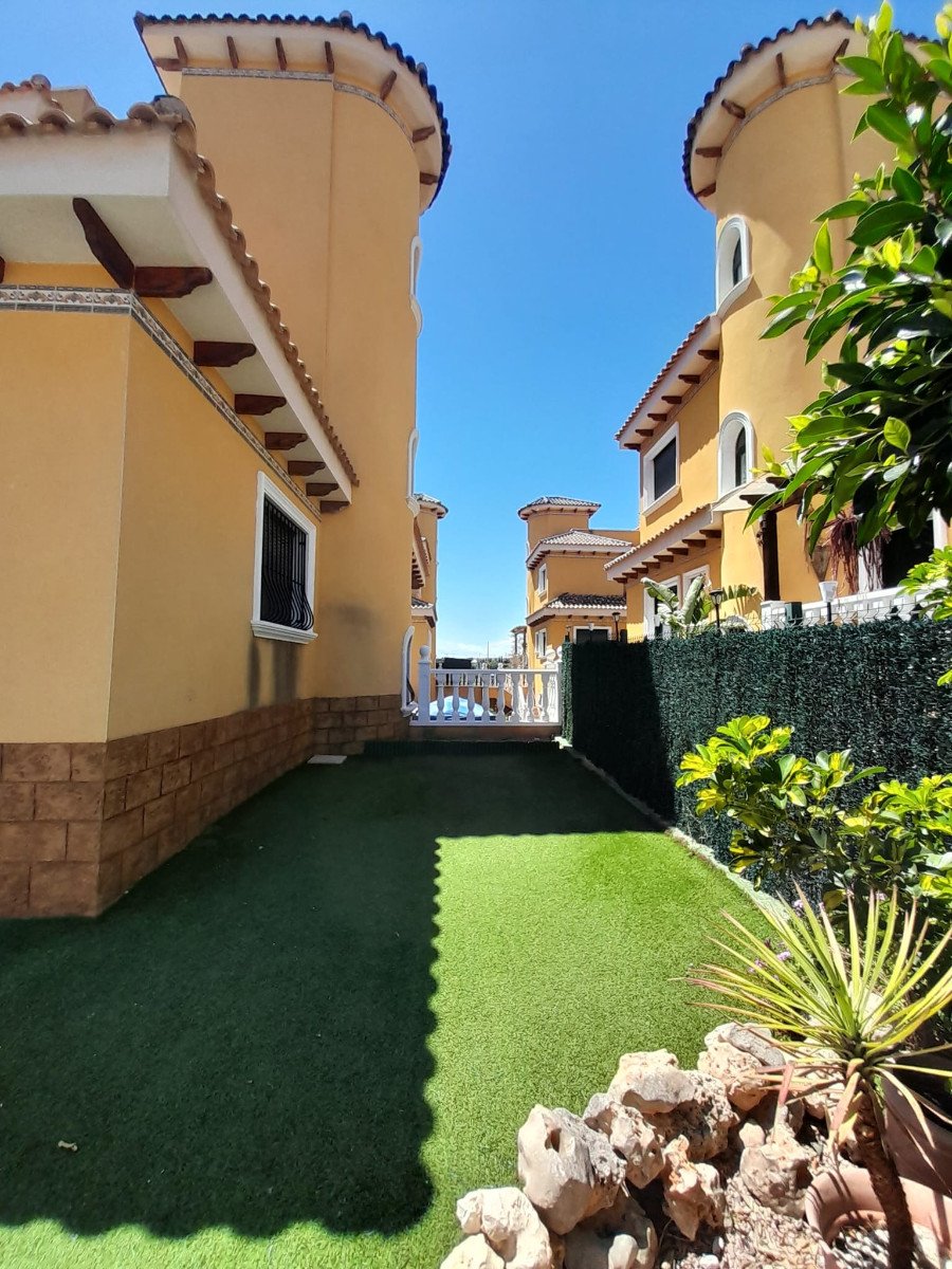 5 Bed 3 Bath Villa in Ciudad Quesada - Caza De Casa