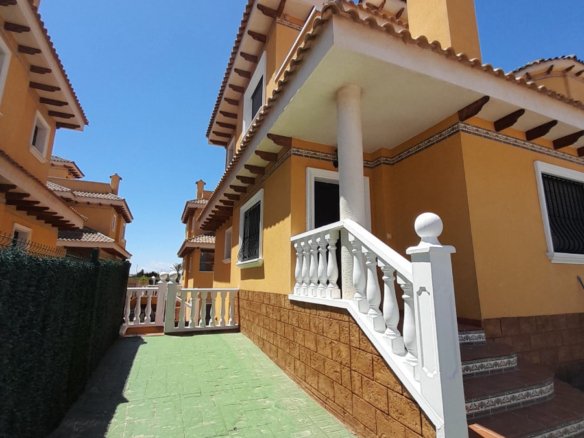 5 Bed 3 Bath Villa in Ciudad Quesada - Caza De Casa