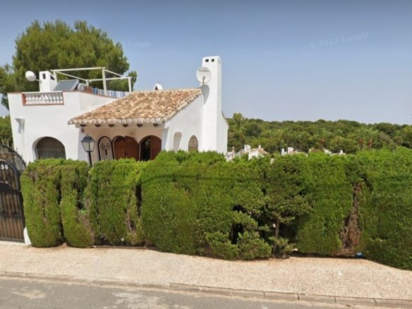 4 Bed 2 Bath Villa in Villamartin - Caza De Casa