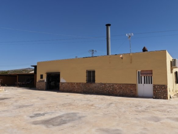 6 Bedroom 3 Bathroom Country House in Yecla - Caza De Casa