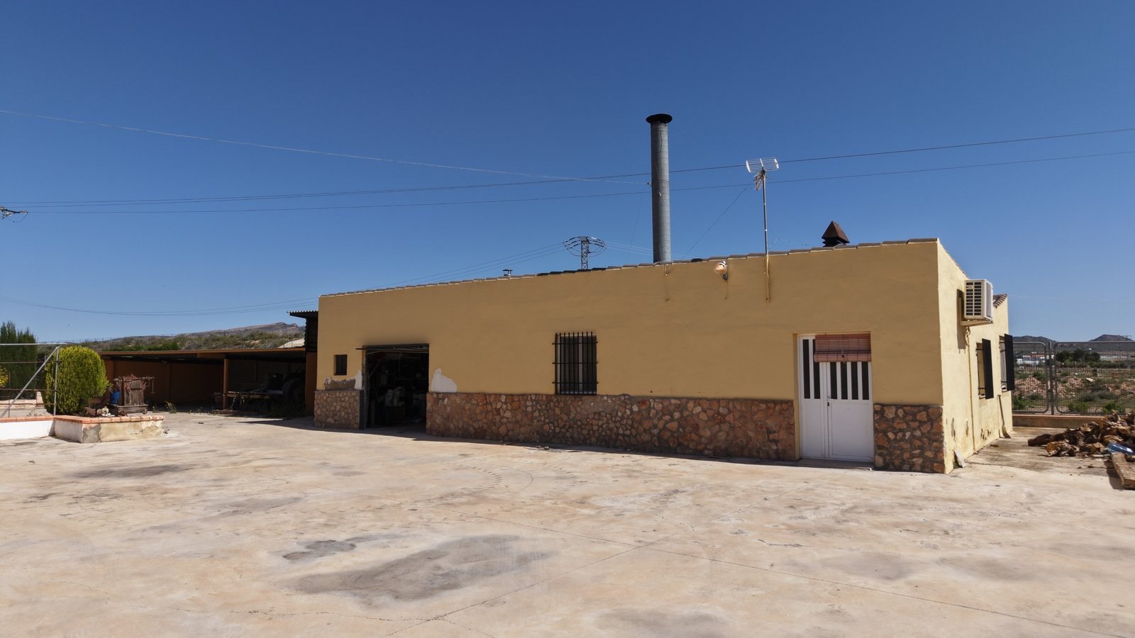 6 Bedroom 3 Bathroom Country House in Yecla - Caza De Casa