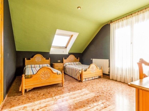 7 Bedroom 3 Bathroom Villa in Yecla - Caza De Casa