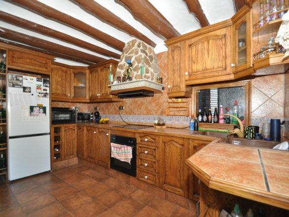 5 Bed 1 Bath Country House in Yecla - Caza De Casa