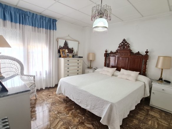 4 Bedroom 3 Bathroom Town House in Elda - Caza De Casa