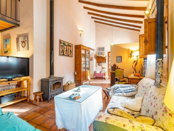 8 Bedroom 4 Bathroom Town House in Los Martinez Del Puerto - Caza De Casa