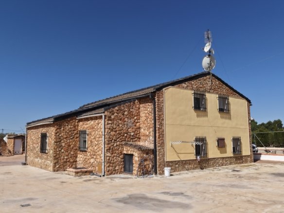 6 Bedroom 3 Bathroom Country House in Yecla - Caza De Casa