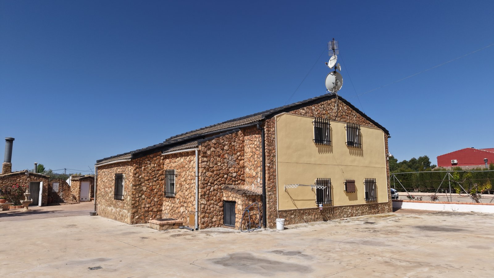 6 Bedroom 3 Bathroom Country House in Yecla - Caza De Casa
