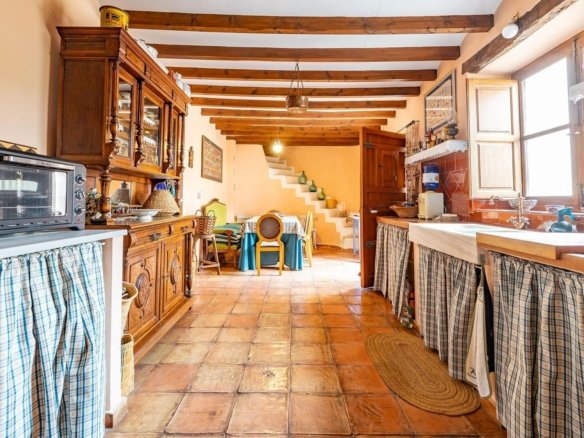 8 Bedroom 4 Bathroom Town House in Los Martinez Del Puerto - Caza De Casa