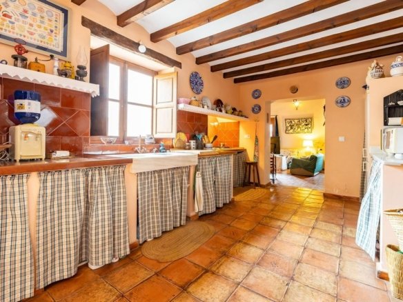 8 Bedroom 4 Bathroom Town House in Los Martinez Del Puerto - Caza De Casa