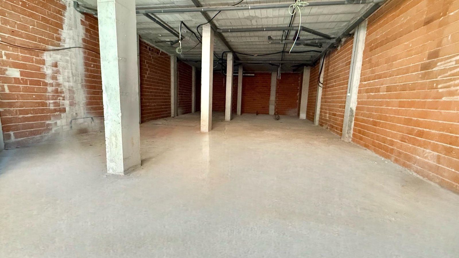 Commercial in Torrevieja - Caza De Casa