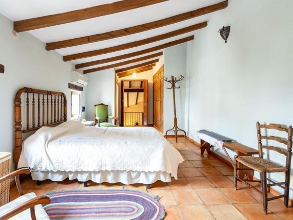 8 Bedroom 4 Bathroom Town House in Los Martinez Del Puerto - Caza De Casa