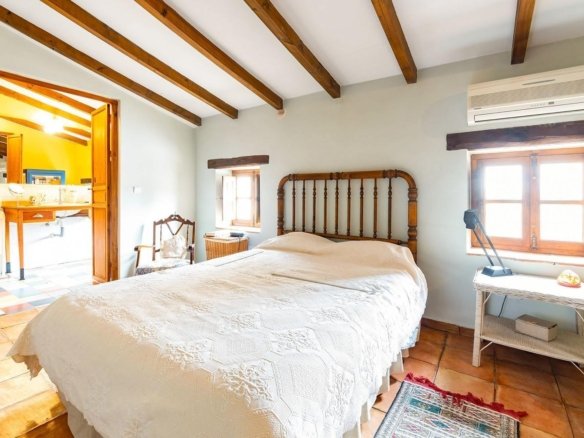 8 Bedroom 4 Bathroom Town House in Los Martinez Del Puerto - Caza De Casa