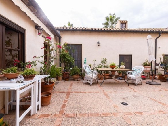 8 Bedroom 4 Bathroom Town House in Los Martinez Del Puerto - Caza De Casa