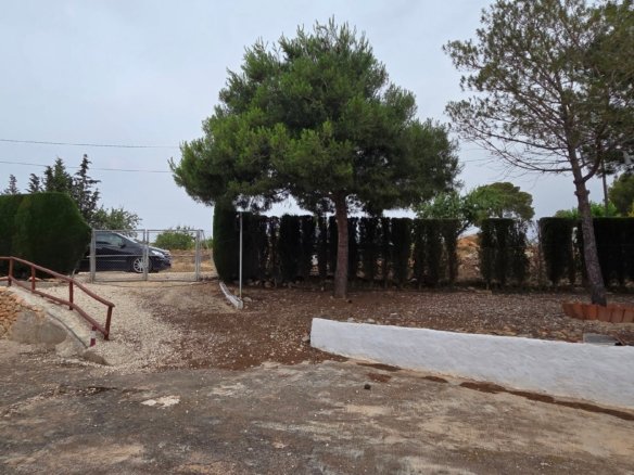 6 Bedroom 2 Bathroom Country House in Pinoso - Caza De Casa