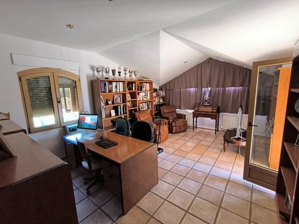 6 Bedroom 3 Bathroom Villa in Yecla - Caza De Casa
