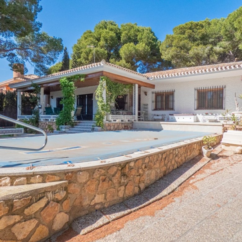 6 Bedroom 4 Bathroom Villa in Dehesa de Campoamor - Caza De Casa