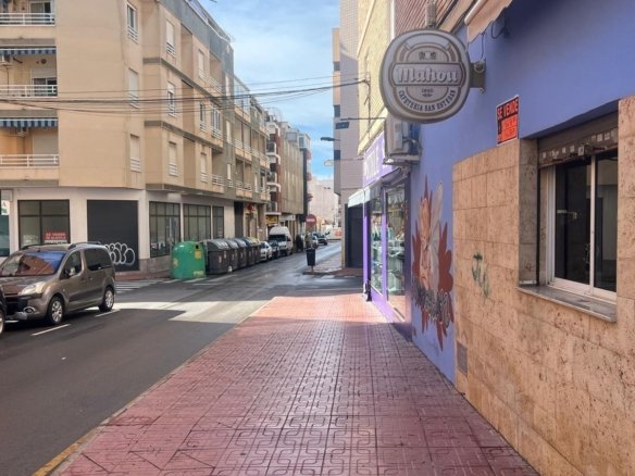 Commercial in Torrevieja - Caza De Casa