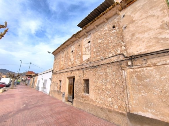 5 Bedroom 1 Bathroom Town House in Macisvenda - Caza De Casa