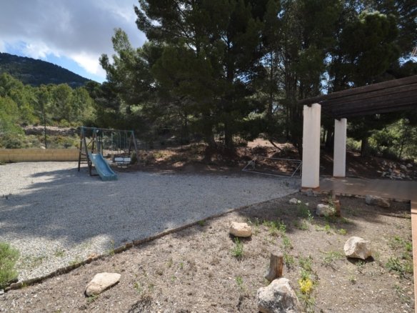 5 Bedroom 3 Bathroom Villa in Castalla - Caza De Casa